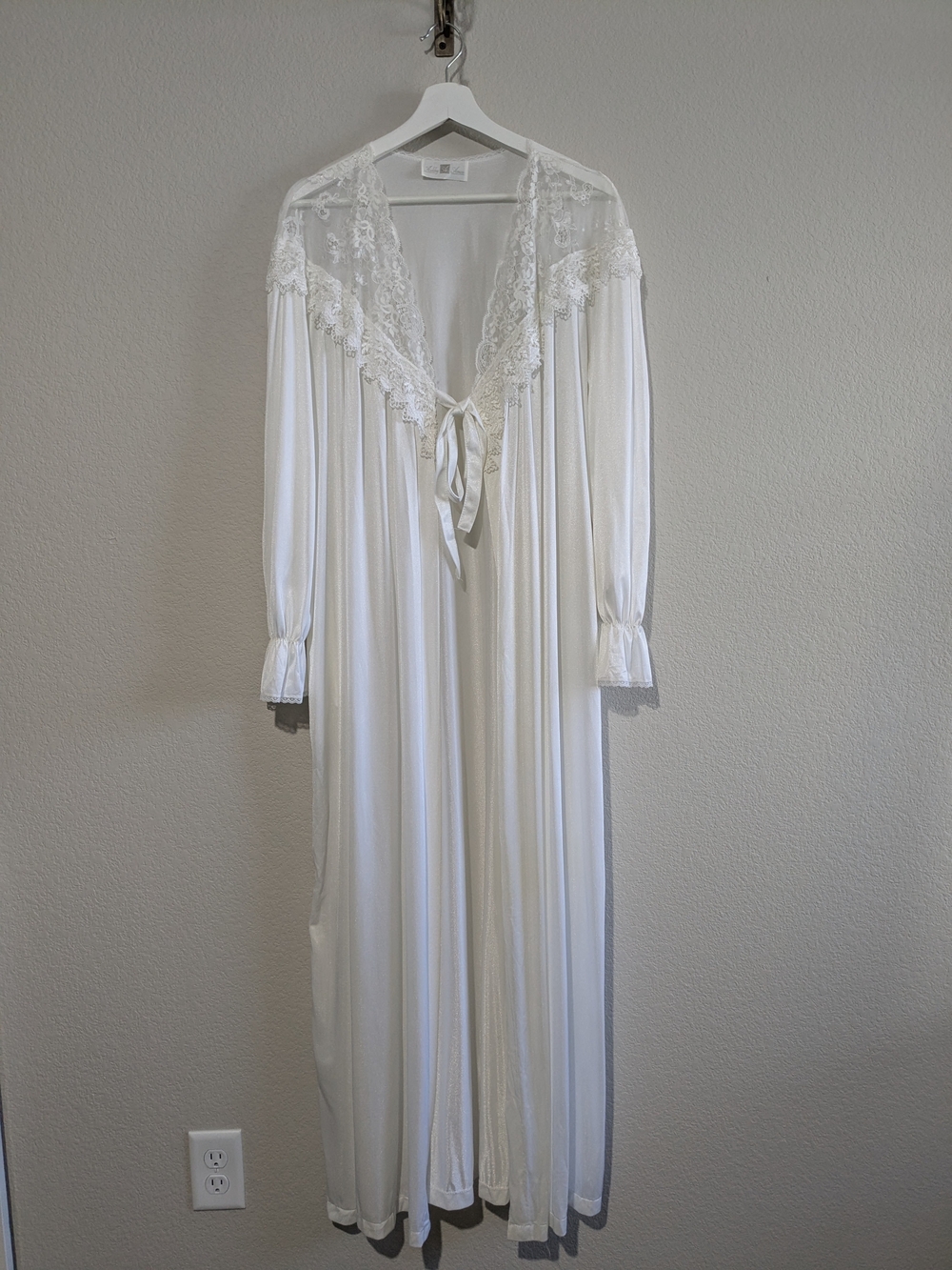 Vintage Ashley Ames Elegant White Lace-Trim  Long Nightgown House Robe L